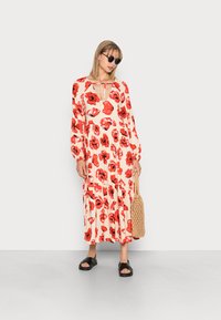 Monki Vestido de dia - poppy