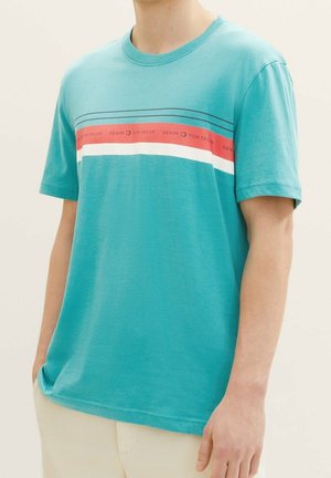 Turkis kortærmet T-shirt med rund hals og vandrette striber i pink og hvid samt tekstdesignet "DENIM TOM TAILOR".