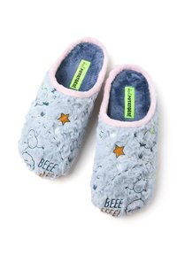 Chaussons gris en peluche avec des bordures roses, ornés de moutons de dessin animé et d'étoiles. Texture douce, design à enfiler et intérieur rembourré pour plus de confort.
