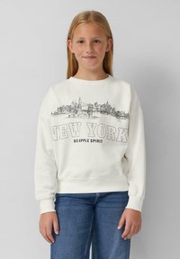 Witte fleecetrui met een skyline-afbeelding van New York, met "NEW YORK BIG APPLE SPIRIT" in bold zwarte letters gedrukt.