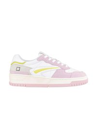 Sneaker bianca con accenti in suede rosa, elementi di design gialli e grigi e suola in gomma testurizzata. Chiusura con lacci e branding minimale visibile.