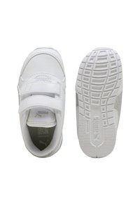 Scarpe da ginnastica bianche per bambini con doppie fasce in velcro, collare in mesh traspirante e suola in gomma testurizzata, mostrate da angolazioni superiori e inferiori.