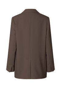 Bruine op maat gemaakte blazer met een gesneden kraag, lange mouwen en een split aan de achterkant. Vlekkeloze textuur, minimalistisch ontwerp, rechthoekige vorm.