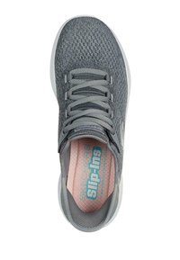 Scarpa sportiva grigia con una tomaia in rete traspirante, chiusura con lacci e una suola di colore chiaro. La soletta presenta il testo blu "Skechers Slip-Ins."