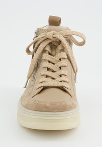 Baskets montantes beiges en cuir et daim, à bout rond, lacets texturés, fermeture éclair latérale et semelle blanche épaisse.