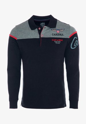 Langarm-Polohemd, schwarzer Körper, graue Schultern, rote Akzente. Verfügt über Bestickungen und Patches des Rennteams, einen kontrastierenden Kragen und Seitenschlitze.