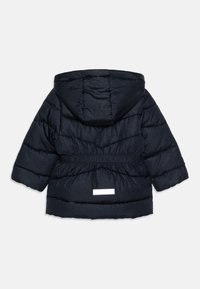 Giubbotto puffer blu navy con cappuccio, caratterizzato da una vita arricciata, cuciture orizzontali e un'etichetta rettangolare sul retro. Finitura testurizzata.