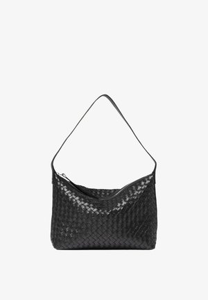 Svart vävd läderhandväska med en böjd form, med dragkedjestängning och en enkel axelrem. Texturerad yta med flätad design.