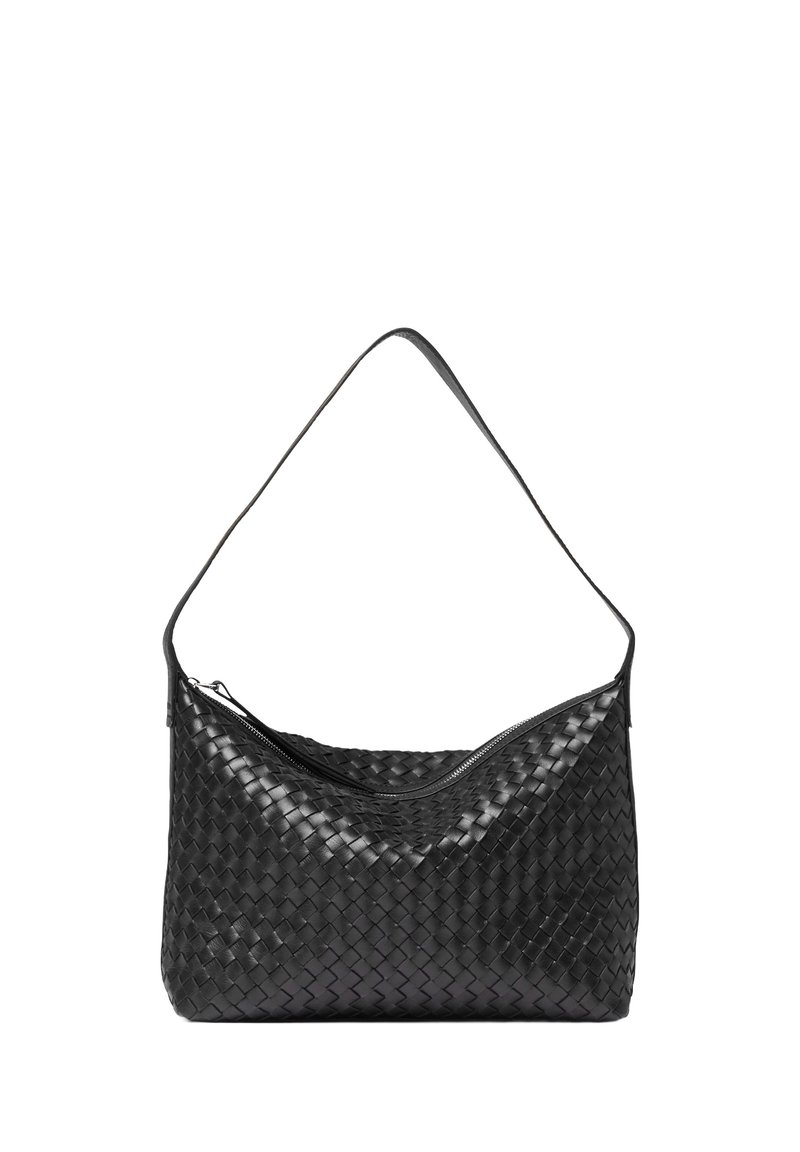 Svart vävd läderhandväska med en böjd form, med dragkedjestängning och en enkel axelrem. Texturerad yta med flätad design.