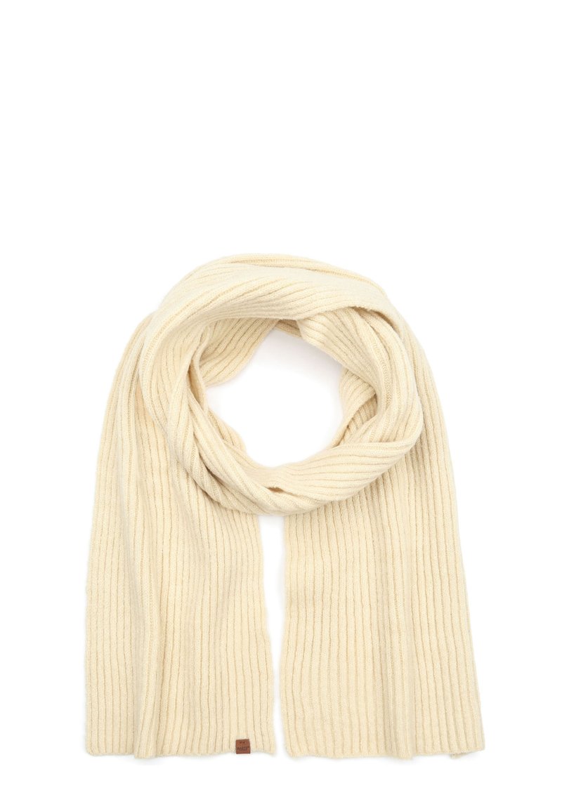 Geribbelde crèmekleurige sjaal van zacht materiaal, met een gevouwen ontwerp en een klein bruin label aan één uiteinde.