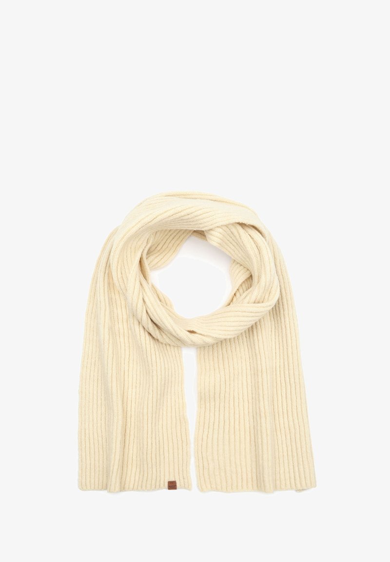 Geribbelde crèmekleurige sjaal van zacht materiaal, met een gevouwen ontwerp en een klein bruin label aan één uiteinde.