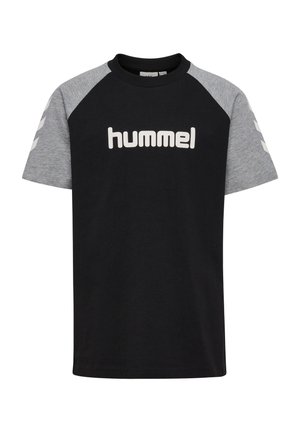 Kortærmet T-shirt med sort krop, grå ærmer, hvidt "hummel" logo på brystet og hvide chevron-designs på ærmerne.