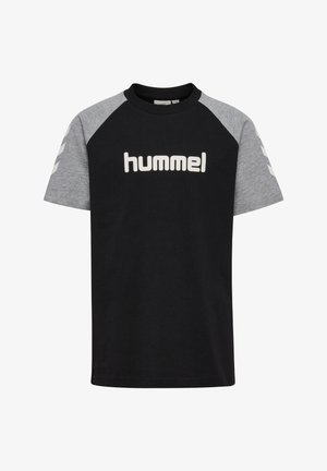 Kurzarm-T-Shirt mit schwarzem Body, grauen Ärmeln, weißem "hummel"-Logo auf der Brust und weißen Chevron-Designs auf den Ärmeln.