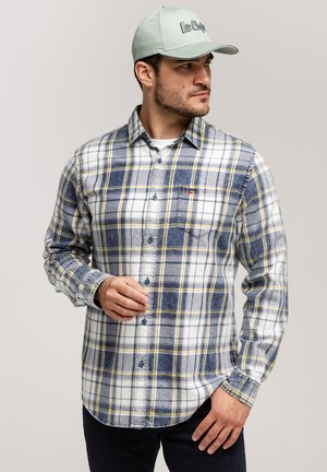 Męska koszula w kratę w kolorach niebieskim, białym i żółtym, z długimi rękawami, zapięciem na guziki z przodu oraz kieszonką na klatce piersiowej z logo. Materiał bawełniany.