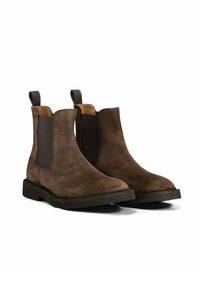 Stivali Chelsea in suede marrone con pannelli elastici laterali e linguette, caratterizzati da una texture liscia e una robusta suola in gomma nera.