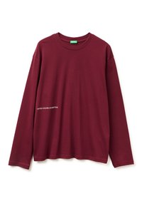 Burgundská dlouhá tričko s dlouhými rukávy vyrobené z bavlny. Obsahuje kulatý výstřih a bílý text "UNITED COLORS OF BENETTON" na boku. Hladký povrch.
