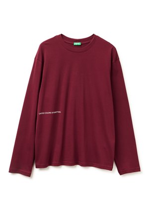 Bordeaux Langarm-T-Shirt aus Baumwolle. Mit einem Rundhalsausschnitt und weißem Text "UNITED COLORS OF BENETTON" an der Seite. Glatte Textur.