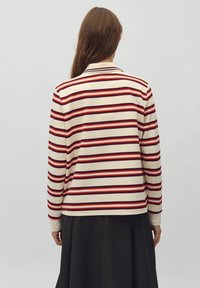 Lange mouwen gestreepte blouse met crèmekleurige, rode en donkerpaarse horizontale strepen, voorzien van een kraaghals en een zachte textuur.