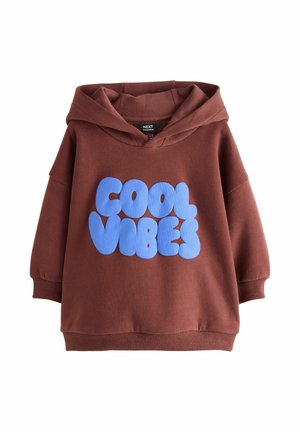 Brązowa bluza z kapturem i ściągaczami na rękawach, z dużymi niebieskimi, wypukłymi literami tworzącymi napis "COOL VIBES" na piersi.
