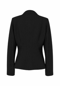 Czarna marynarka w pionowe białe prążki, fason dopasowany, szerokie klapy, długie rękawy oraz strukturalna sylwetka widziana od tyłu.