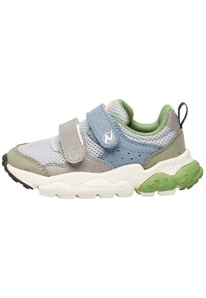 Sneakers in mesh grigio e blu con dettagli verdi, cinturini in velcro e una suola bianca strutturata. Presenta un logo sul lato e un colletto imbottito.