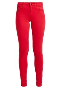 Jean skinny rouge avec une texture denim lisse, taille haute, poches avant et fermeture à un seul bouton.