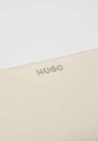 HUGO CHRIS ZIPAROUND - Plånbok - open white