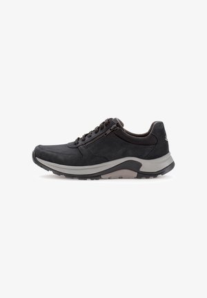 Schwarzes Wildleder-Sneaker mit glatter Oberfläche, runder Zehenpartie, grauer Zwischensohle und seitlichem Reißverschluss. Texturierte Schnürung vorne fügt Details hinzu.