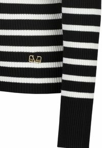 Gestreifter Pullover in Schwarz und Weiß mit geripptem Material; verfügt über ein goldfarbenes Logodetail mit der Aufschrift "1969" auf der Vorderseite.