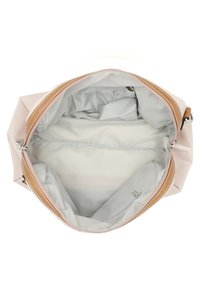 Roze synthetische handtas met een bruine leren schouderband, met een ruime grijze binnenkant en een ritszak aan de zijkant.