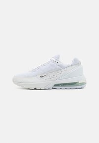 Vit Nike Air Max 270-sneaker med ovandel i mesh, synlig luftkuddssula och svart swoosh-logotyp på sidan.
