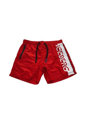 Costume da bagno rosso con coulisse nera e tasca con cerniera, con testo verticale bianco "ICEBERG" sul pannello laterale destro.