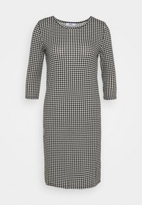 Šaty s černobílým houndstooth vzorem a kulatým výstřihem, s tříčtvrtečními rukávy, které mají přiléhavý střih a hladký, elastický materiál.