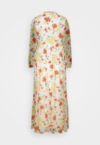 Vestido maxi floral com mangas longas, design plissado, cor base branca e padrões florais vibrantes em vermelho, amarelo e verde.