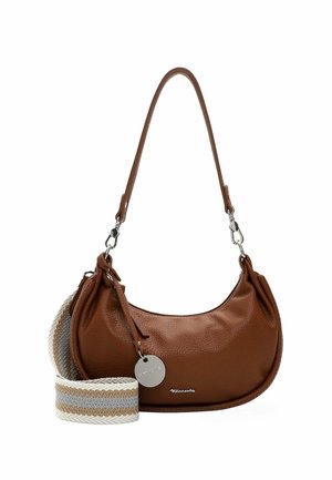 Sac à bandoulière en cuir marron à forme courbée, étiquette métallique argentée et une sangle supplémentaire amovible en tissu beige et gris rayé.