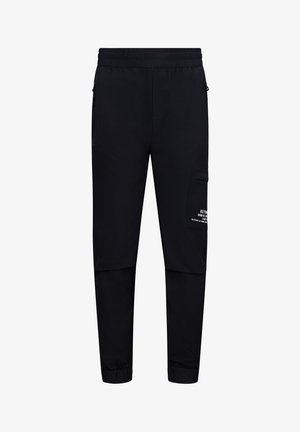 Schwarze Cargo-Hosen mit einem elastischen Bund, Reißverschlusstaschen und Textdetails an der Seitentasche. Hergestellt aus leichtem Material, schmal zulaufender Schnitt.