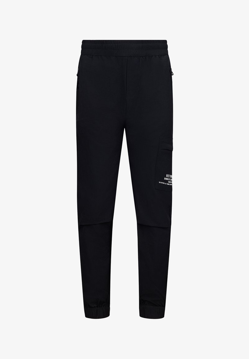 Zwarte cargobroek met een elastische tailleband, ritszakken en tekstdetail op de zijzak. Gemaakt van lichtgewicht materiaal, tapered fit.