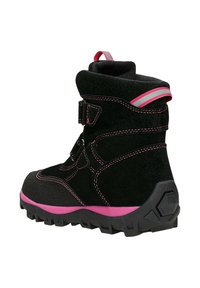 Stivale in suede nero con accenti rosa, dotato di suola robusta, un cinturino in velcro e cuciture a contrasto per un tocco di dettaglio in più.