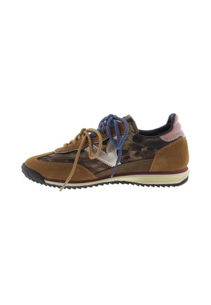 Bruine suède en camouflage sneaker met een wit sterontwerp, roze hiel, blauwe en bruine veters en een zwarte rubberen zool.