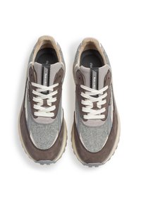 Sneakers grigi e marroni con una combinazione di suede, mesh e feltro. Suola in gomma spessa con accenti di colore contrastanti e lacci bianchi.