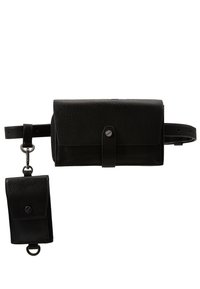 Svart läderbältesväska med texturerad yta, rektangulär form, klaffstängning och en avtagbar miniväska fäst med en metallklämma.