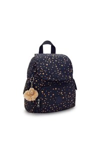 Granatowy plecak z pomarańczowym wzorem w gwiazdy, przednia kieszeń na zamek, klapa na górze, a po boku zawieszony pluszowy breloczek małpki.