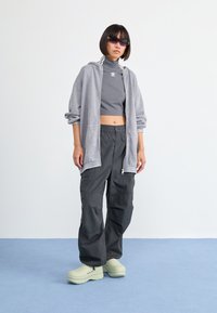 adidas Originals ZIP HOOD - Φούτερ με φερμουάρ - grey three