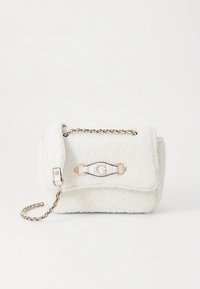 Witte handtas van nepbont met een gouden kettingriem, klepsluiting en een metalen accent met een "G"-logo. Rechthoekige vorm en zachte textuur.