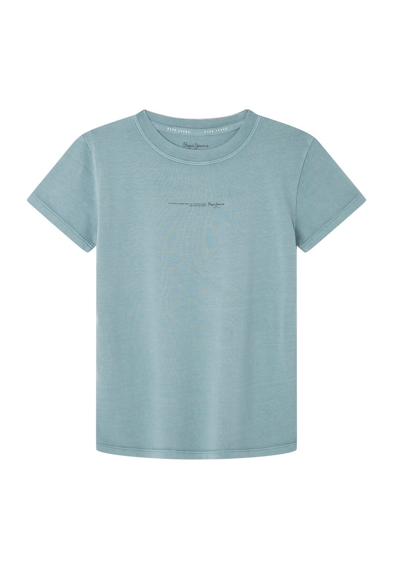 Camiseta de algodón color azul claro con mangas cortas, un escote redondo y un sutil detalle de logo cerca del centro. Textura suave y corte casual.