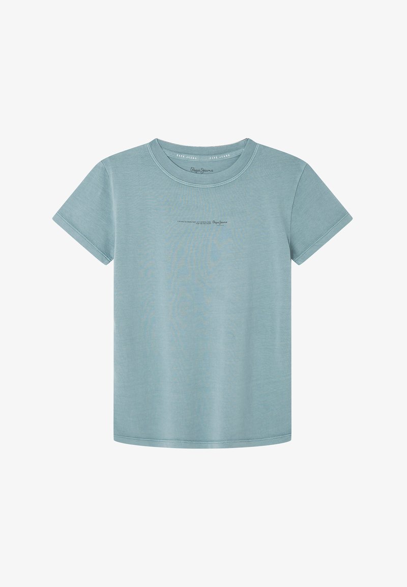 Camiseta de algodón color azul claro con mangas cortas, un escote redondo y un sutil detalle de logo cerca del centro. Textura suave y corte casual.