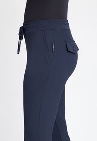 JE M'APPELLE Broek - blauw