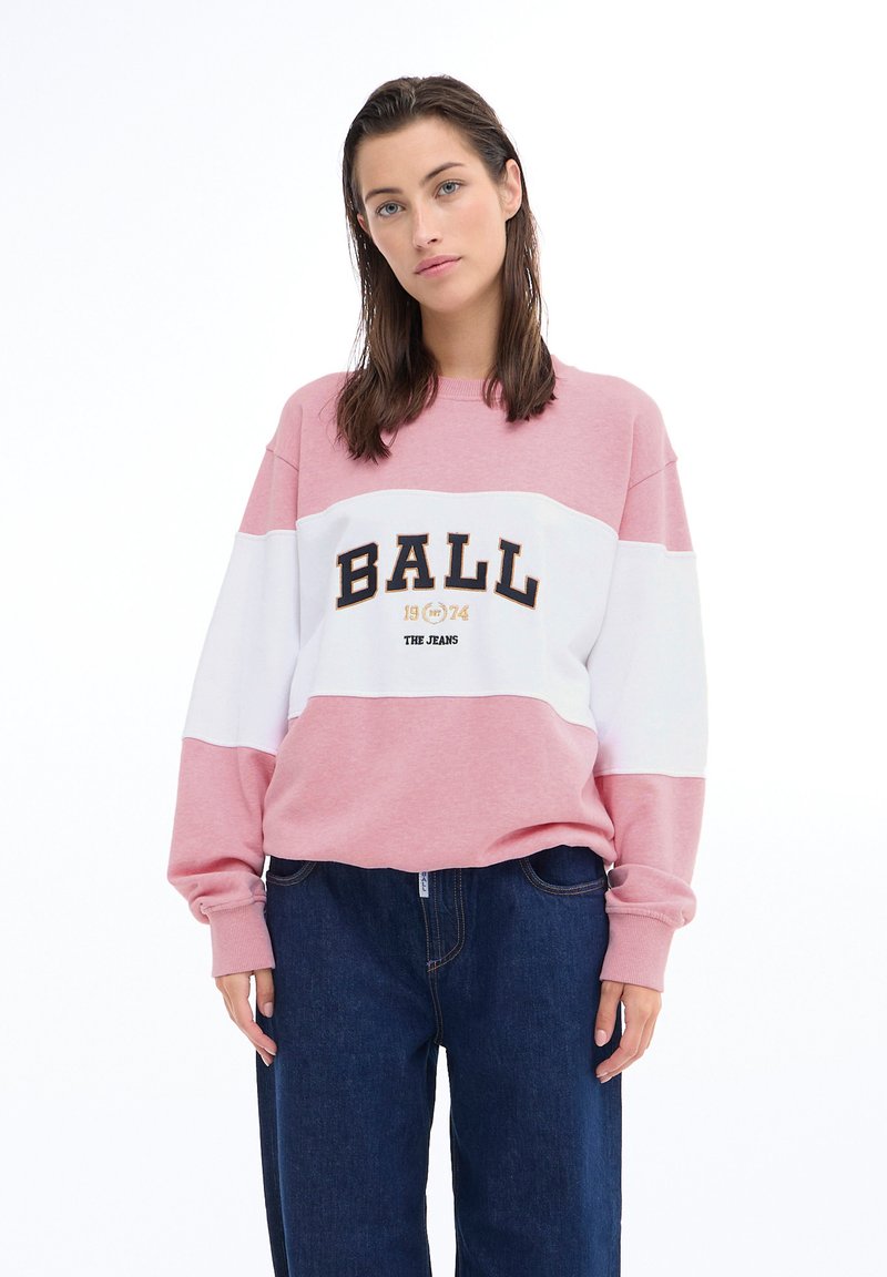 Rosa og hvit fargeblokkert sweatshirt med "BALL 1974 THE JEANS" trykt i svart. Har lange ermer og elastiske mansjetter, laget av mykt stoff.