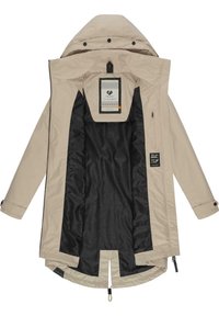 Veste imperméable beige avec capuche, doublure intérieure noire, fermeture éclair devant, boutons-pression et ourlet à cordon. Présente des étiquettes avec un logo.