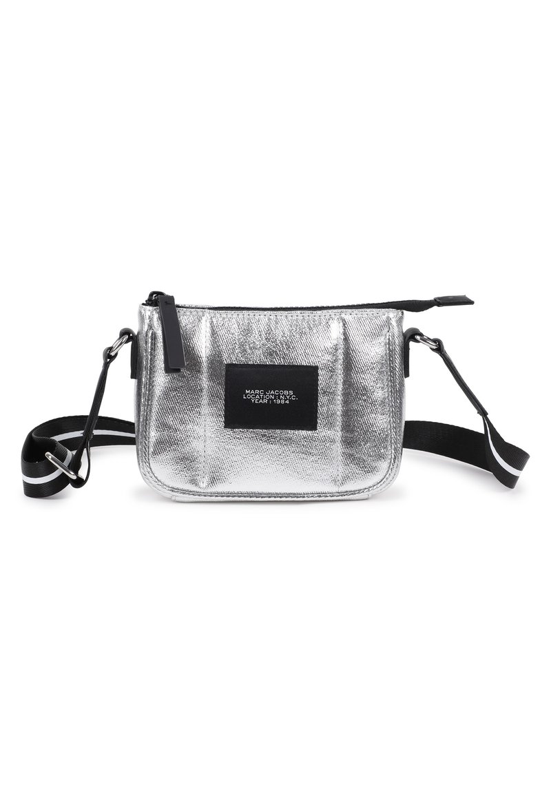 Ασημένια μεταλλική τσάντα χιαστί με υφή, μαύρο πάνελ με λογότυπο, ρυθμιζόμενο ριγωτό λουρί και κλείσιμο με φερμουάρ.